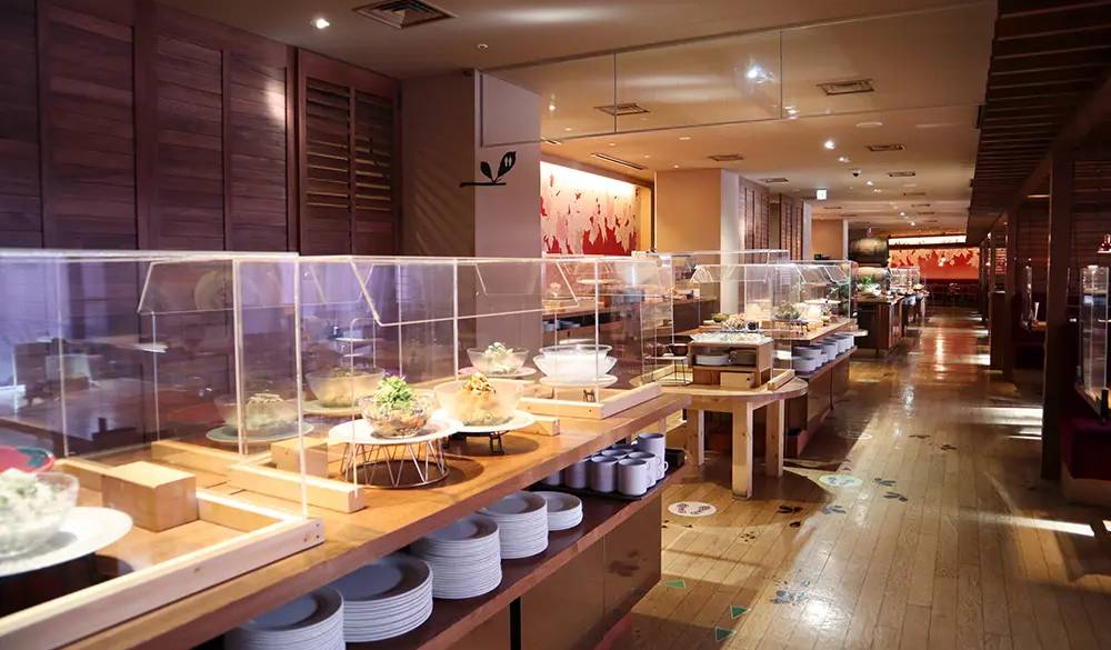 朝食、夕食をビュッフェ形式で提供しているレストラン。ビュッフェボードは盛り付けも綺麗で、見た目にも楽しめる料理ばかりです。