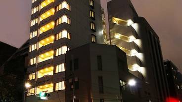 施設の正面 (日没後) / 4