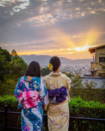 夕日に見とれる二人の後ろ姿が可愛らしく