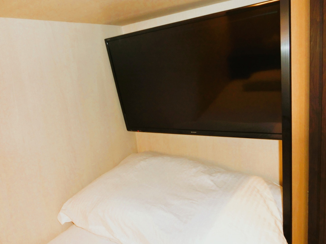 足元の大型４０インチＴＶ