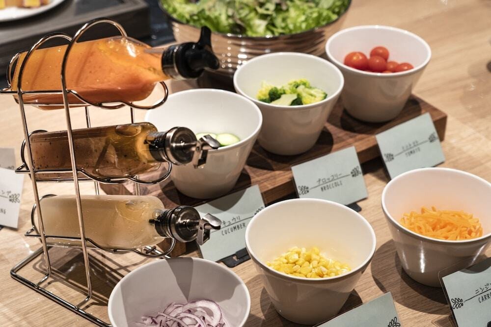 朝食ビュッフェのサラダ