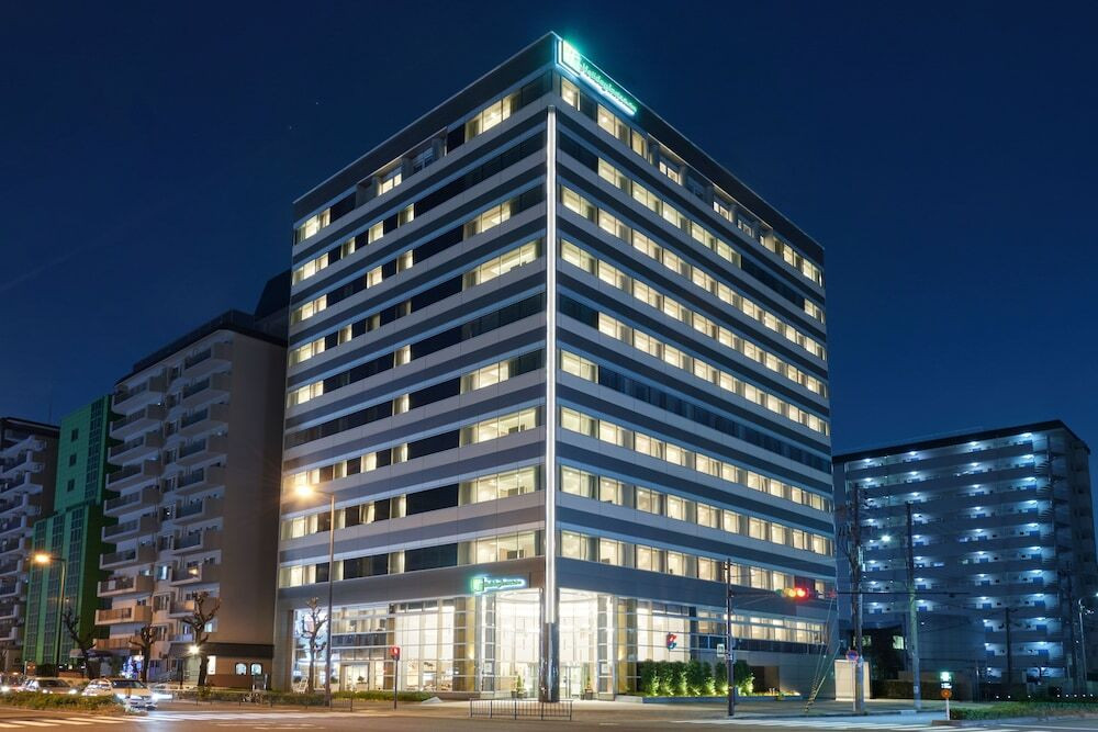 施設の正面 (日没後)
