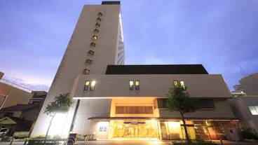 施設の正面 (日没後) / 2