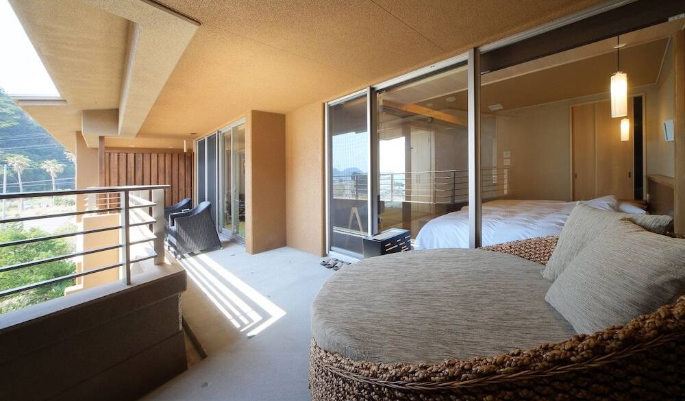 オーシャンフロントの
温泉宿へチェックイン！ / 4