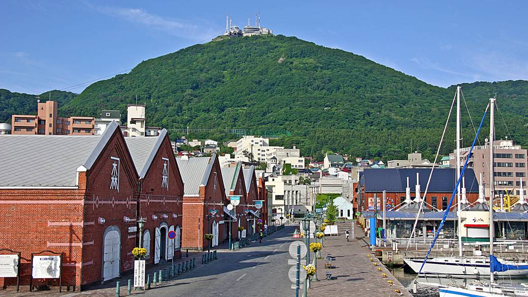 金森倉庫と函館山 / 1