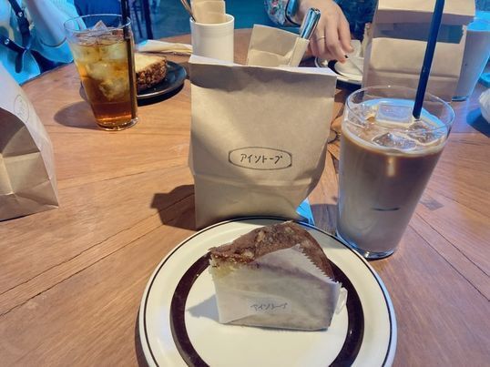 やさしい味わいの焼き菓子が魅力のカフェ「アイソトープ」は、ほっと安らぐ雰囲気。アクセスは「兼六園」から徒歩約15分。昔ながらの小路が残る「長町武家屋敷跡」周辺にあり、散策も楽しい / 2