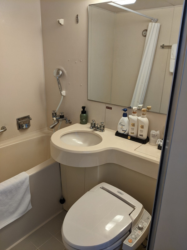 部屋にもお風呂はあります。タオルは持っていかなくても大丈夫で