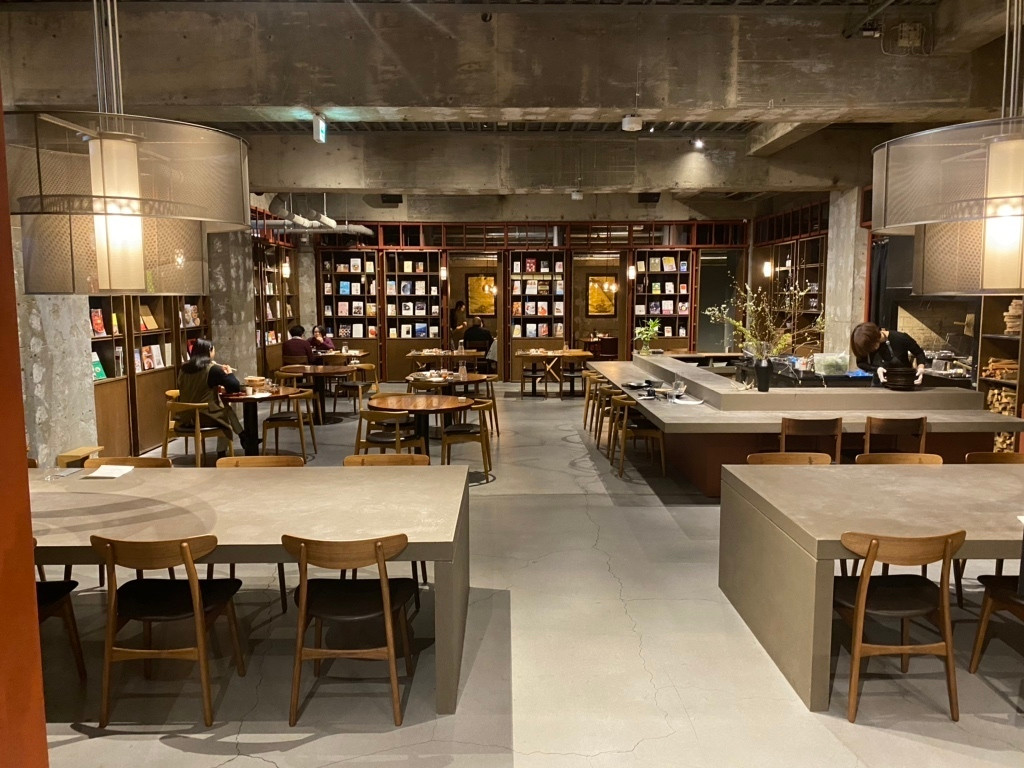 「松本十帖 松本本箱」 内観 234449342 レストランフロアですね。右奥のカウンターで夜も朝も同じお席で頂きました