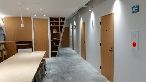 廊下の共用スペースで歓談できたし、読書や作業にも便利