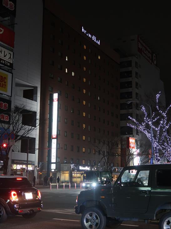 夜に見たリッチモンドホテル博多駅前外観