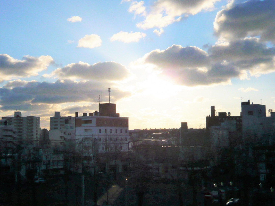 窓から朝陽が眺望出来ます