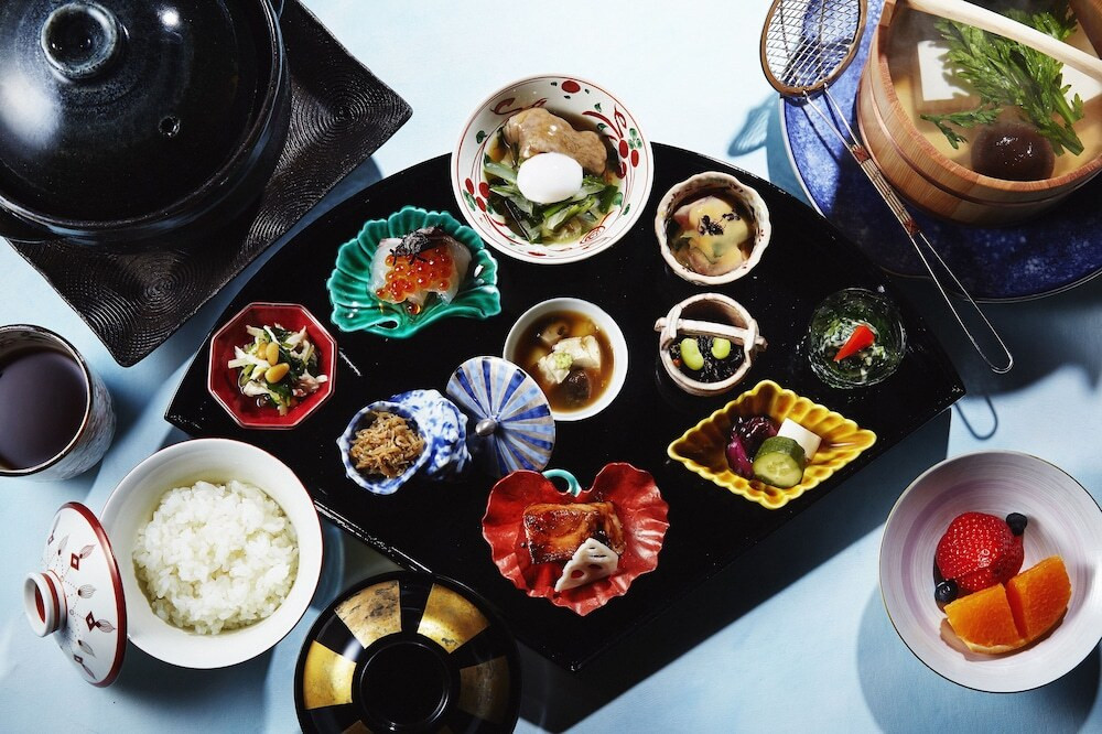 青いモザイクタイルと差し込む光が幻想的！エキゾチックな雰囲気のプール3423578