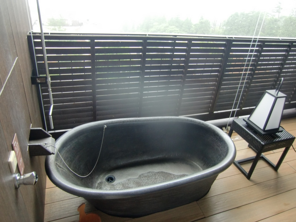 客室の瀬戸焼のバスタブ