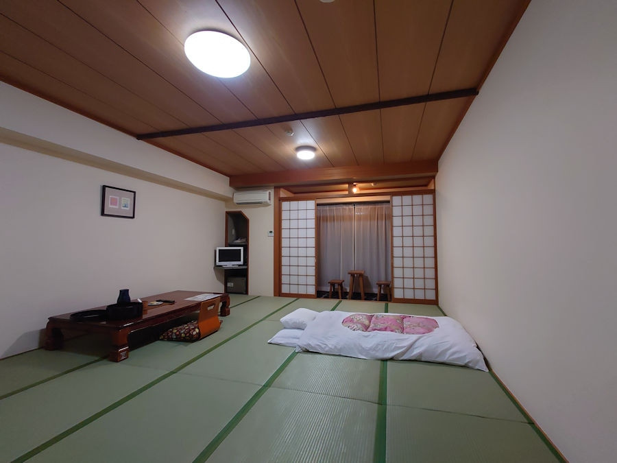 タバコ臭が染みついた和室。