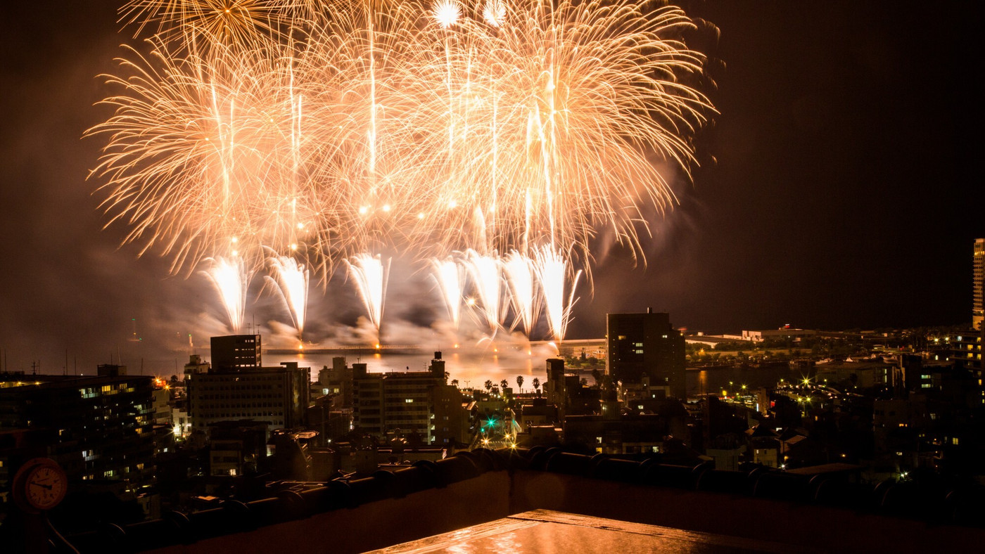 「天空の露天風呂」から眺める花火に感動4045294