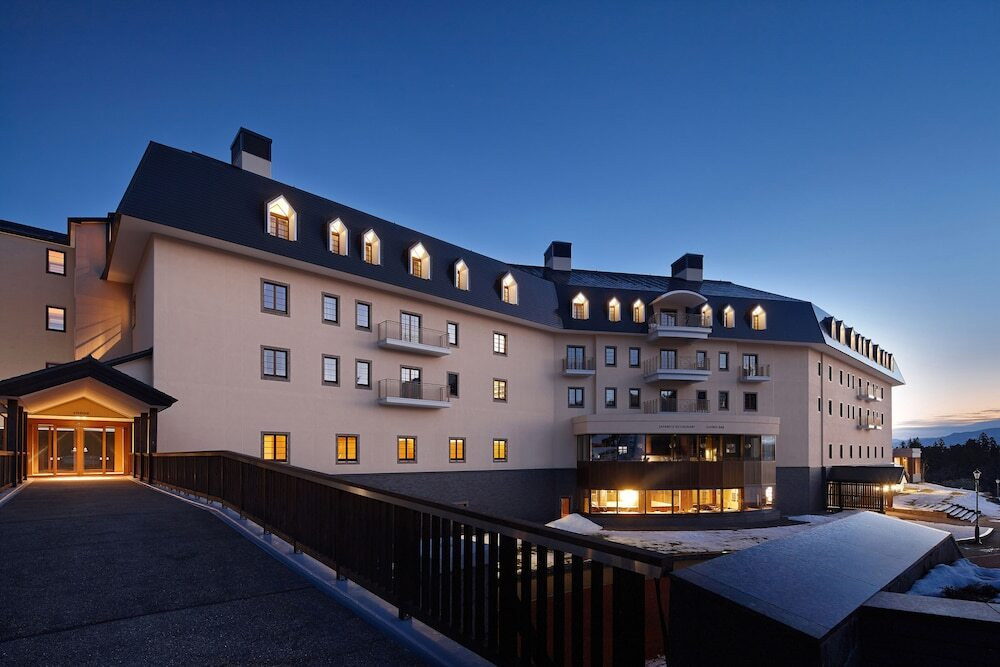 施設の正面 (日没後)