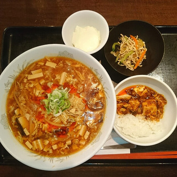 「中国酒家　大天門 浜松町」料理 1065065 酸辣湯麺セット♥980円♥
( ☆∀☆)
週替わり丼ぶり♥サラダ♥
デザート付き♥
