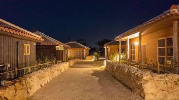 施設の正面 (日没後) / 4