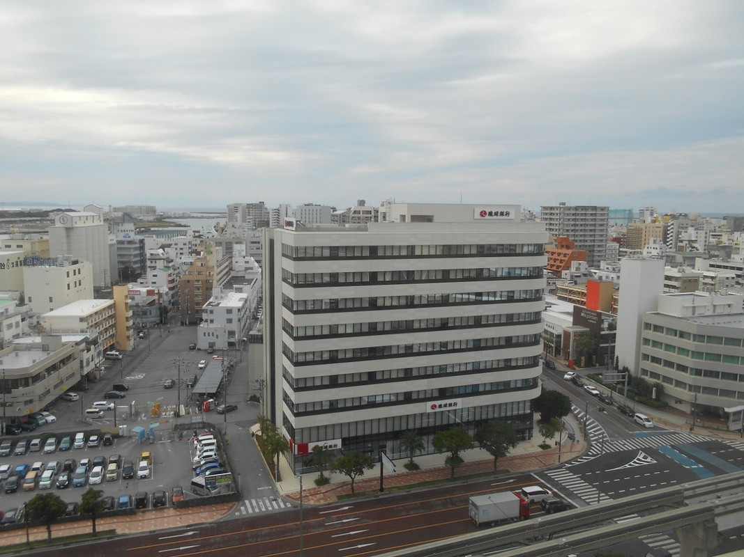 正面に琉球銀行