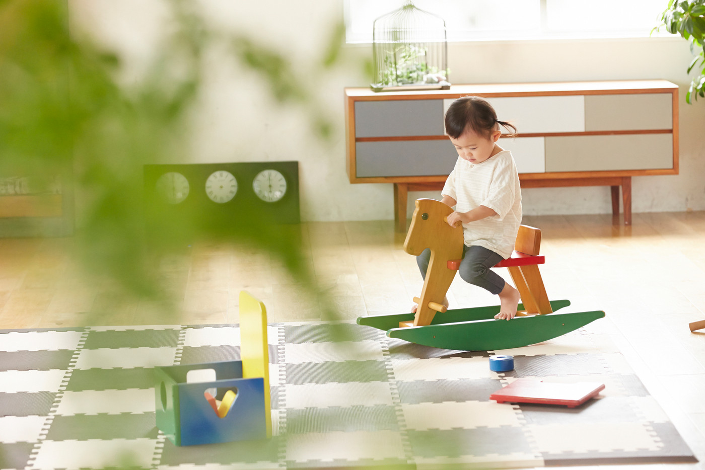 室内で遊んでいる子供