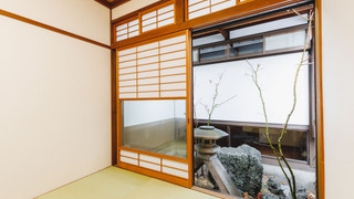 坪庭の見える和室 ツイン (共有スペースすぐ隣) 禁煙 (この部屋は共用エリアの隣にあります。時間帯によっては音が気になることがあります。)