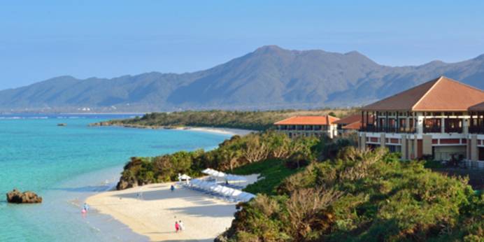 クラブメッド石垣島（沖縄県 リゾートホテル）：石垣島の景勝地「川平湾」は車で約15分。「クラブメッド石垣島」からはプライベートビーチへもすぐにアクセスできて、宿泊者は綺麗なビーチを独占できる。 / 1