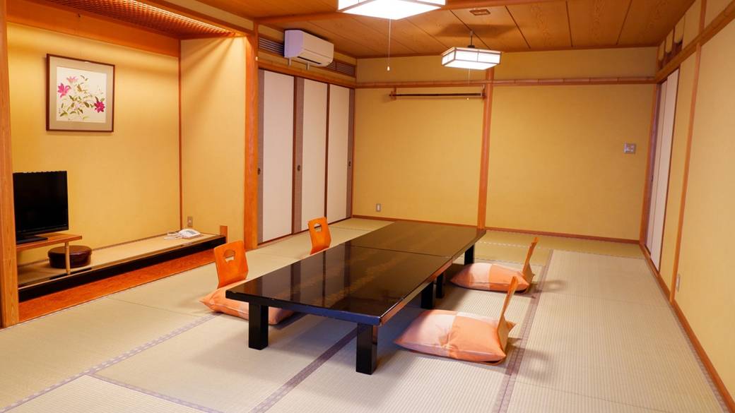 レトロな町並みに面した
純和風の客室 / 4