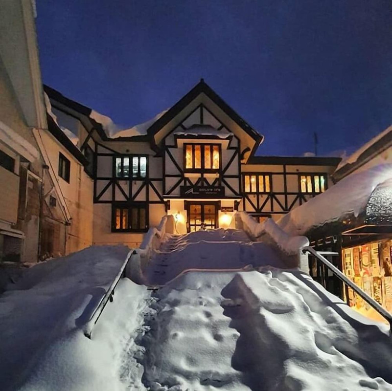 施設の正面 (日没後)