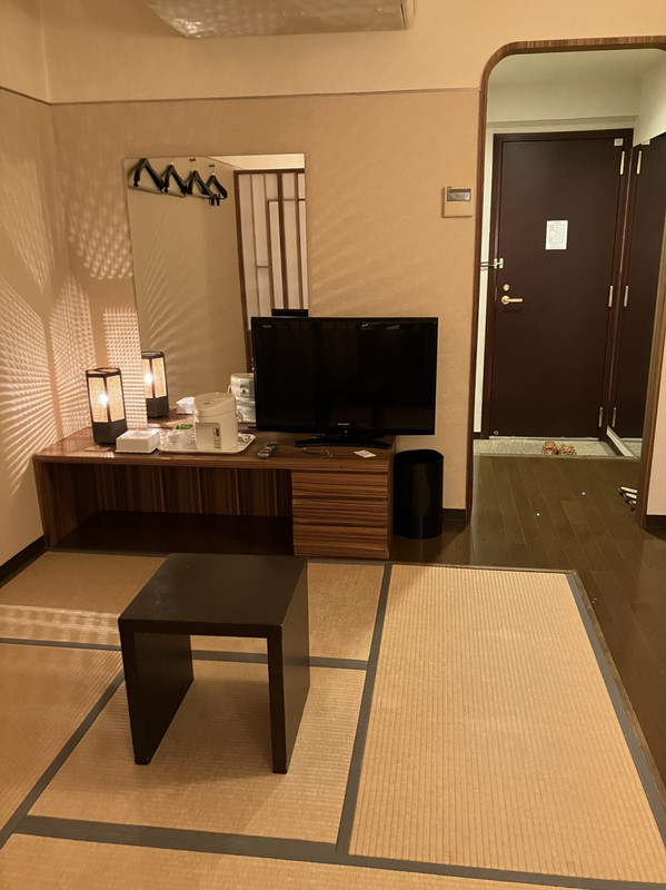 和室風の部屋、置かれた椅子に鎮座してテレビを観る？疲れそうだ