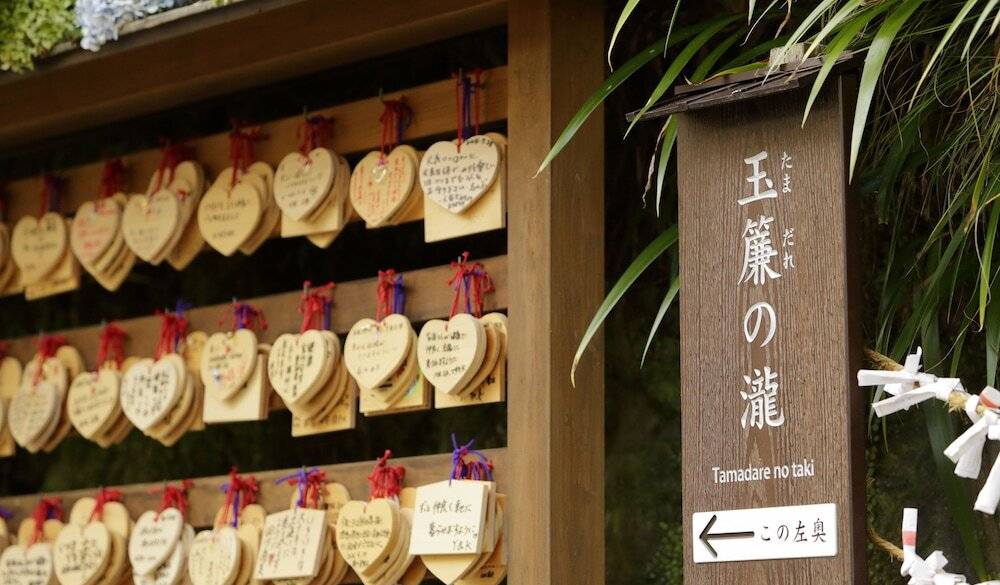 神社には絵馬やおみくじも / 4