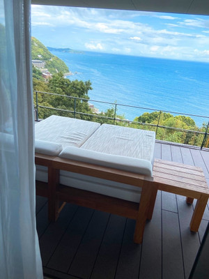 ATAMI せかいえ(アタミセカイエ) | 泊まった「オーシャンビュースイート月の道」という客室はテラスにソファがありました