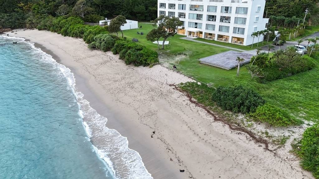 ビーチの目の前に建つ / 1