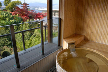 The charm of Miyajima that you will want to stay and enjoy at your leisure3908810