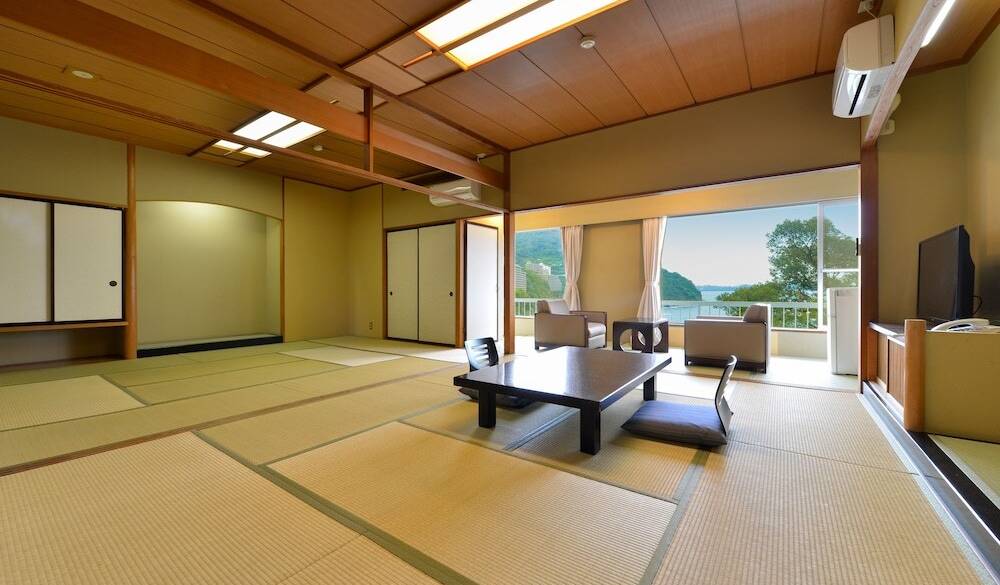 オーシャンビューの
お部屋でのんびり / 3