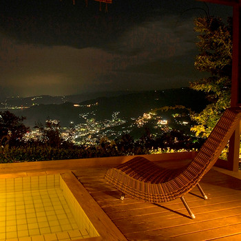 熱海のMOA美術館の屋内で窓辺に立つ女性