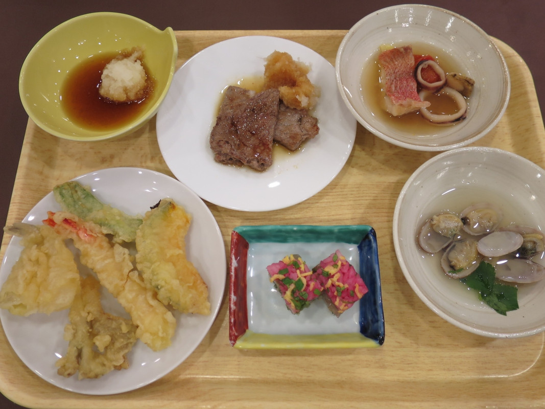 手前中央が「ごちそう（五地層）寿司」