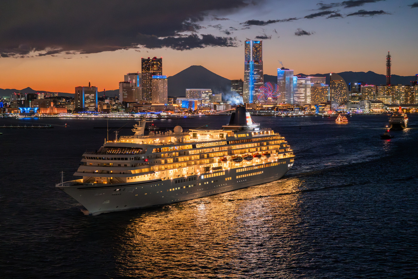 《神奈川県》横浜みなとみらいの夜景と出港する豪華客船