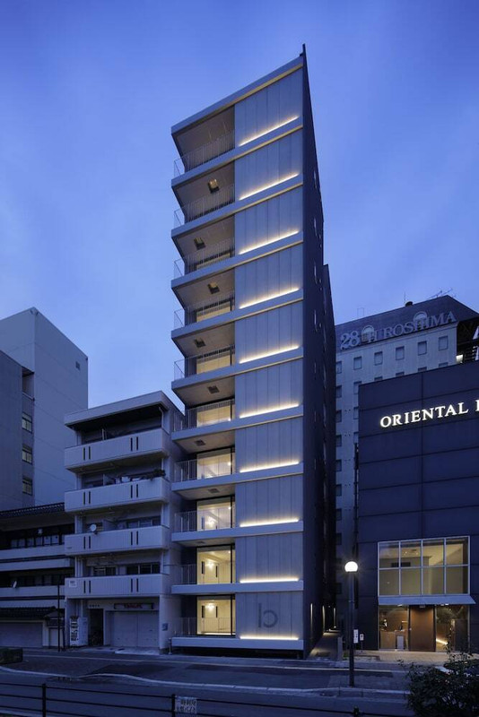 施設の正面 (日没後)