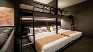 デラックス 4 人部屋 ベッド (複数台) 禁煙 専用バスルーム