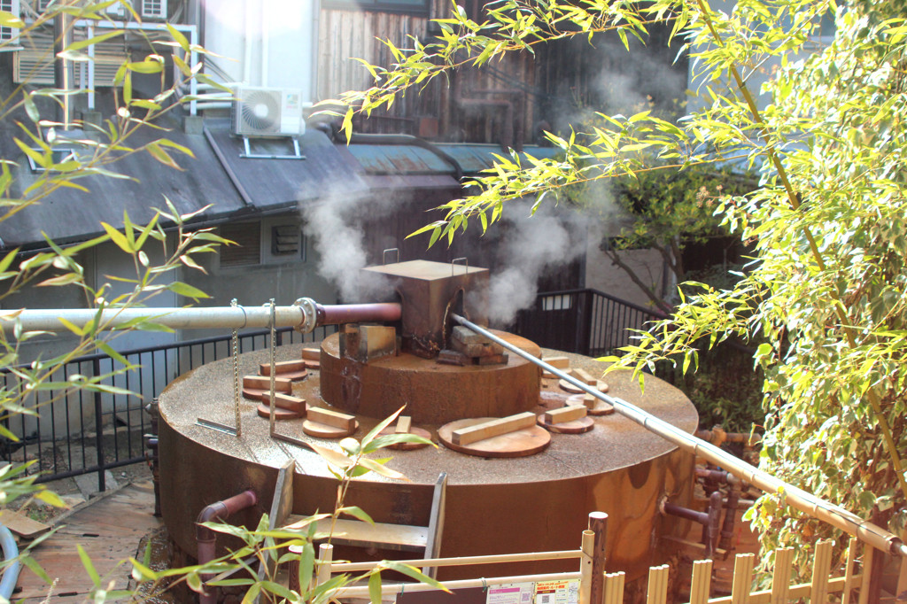 こちらで観光♪高温の源泉が湯けむりをあげている「天神泉源」3643623