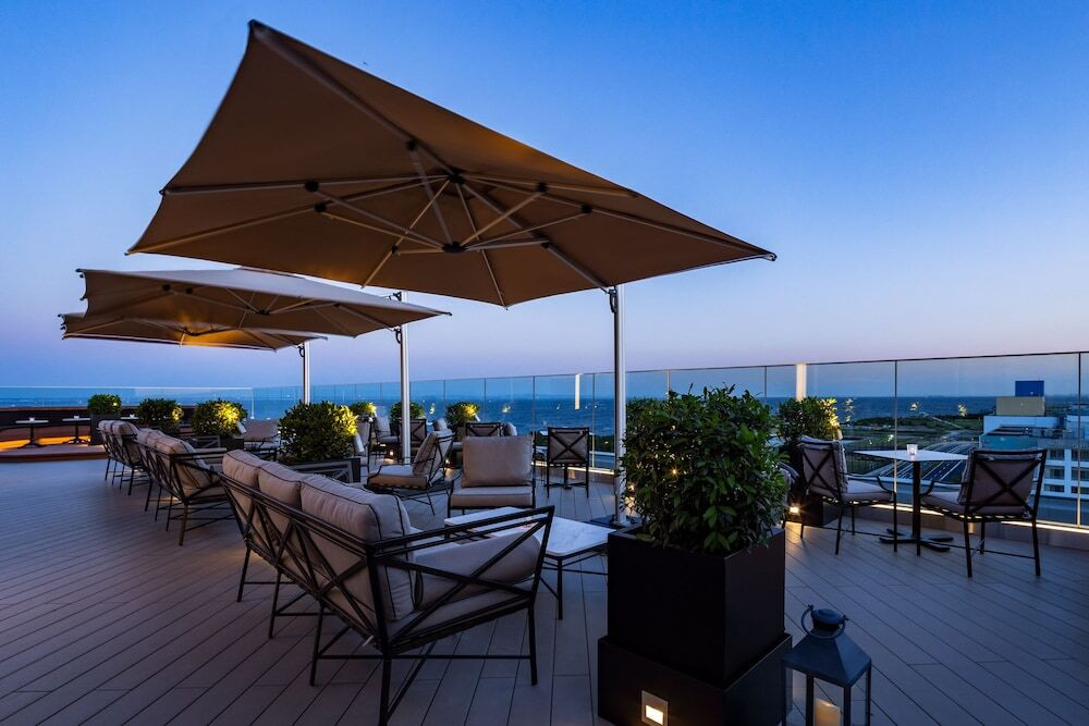 休息を実感できる。風が心地よいルーフトップバー3704047