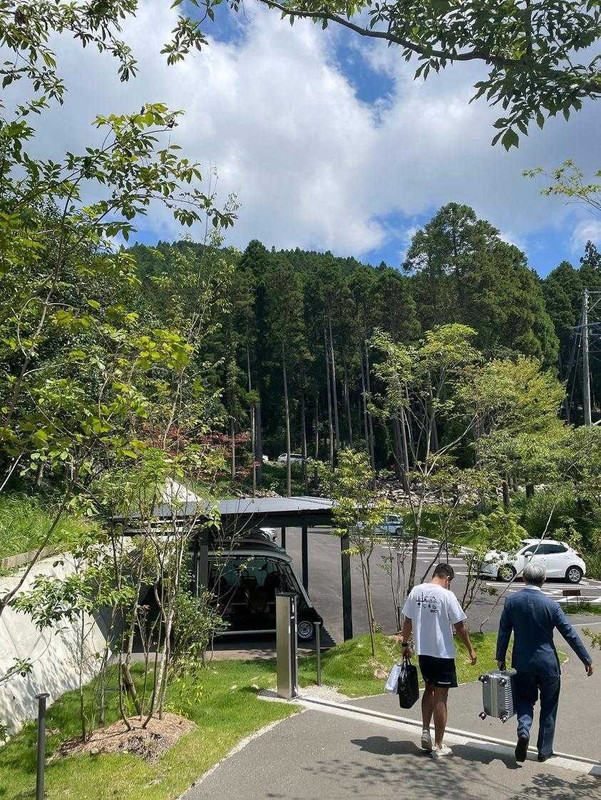 広大な敷地内はカートで移動できるそう。緑に囲まれて気持ち良くリフレッシュを / 1