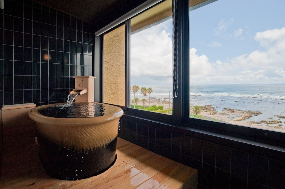 ロマンチックな海景とかけ流しの温泉に満たされる4249495