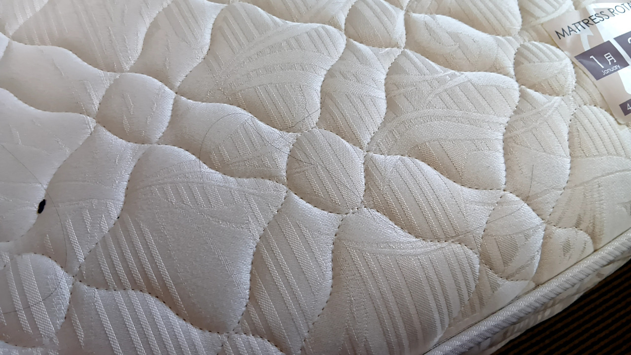 シーツの下に長い髪の毛が一杯・・・・