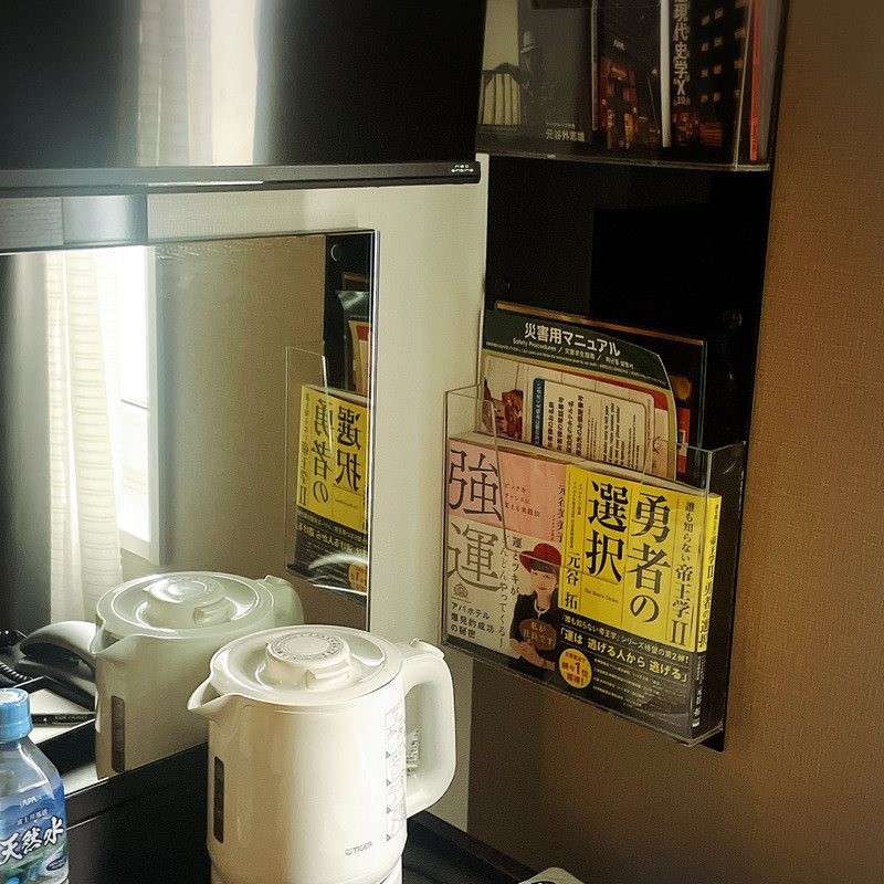 おなじみの本棚。