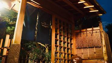 施設の正面 (日没後) / 2