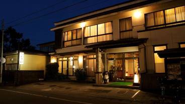 施設の正面 (日没後) / 2