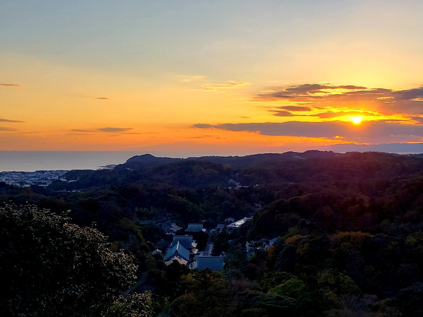 鎌倉建長寺の勝上嶽から眺める鎌倉の夕景【12月】