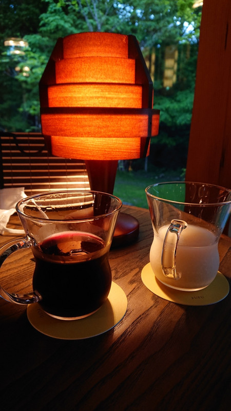 ラウンジでは、16時から１９時半まで、フリードリンク付き。