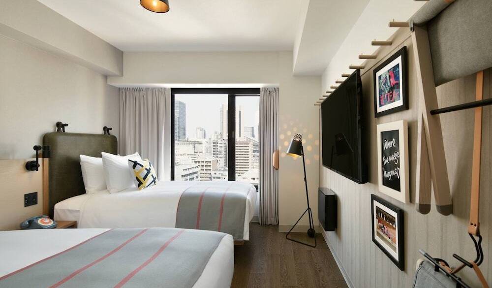 コンパクトで機能的
おしゃれな客室 / 3